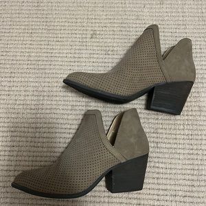 STEVE MADDEN BOOTIES // Size 8